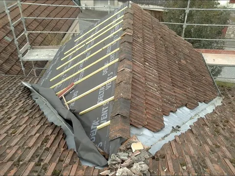 Rampant de toiture en cours de rénovation avec écran sous-toiture et liteaunage neuf